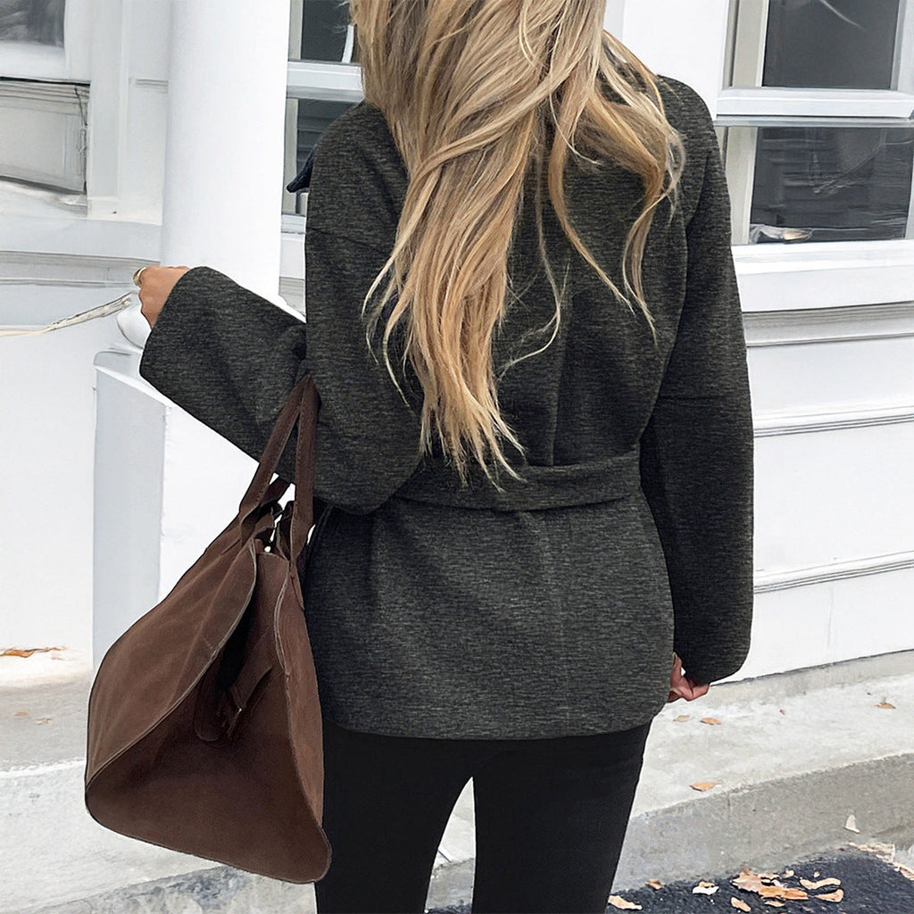 Manteau court cintré pour femmes avec ceinture, large col à revers et manches raglan Echo Archiv
