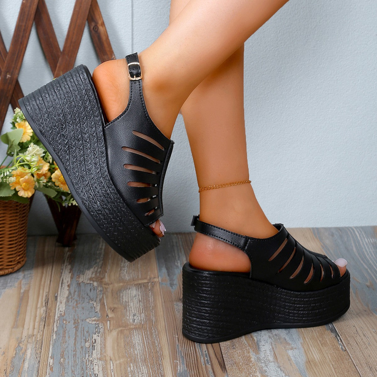 Mules à talon compensé pour femmes avec un design découpé décoratif et semelle antidérapante R&B