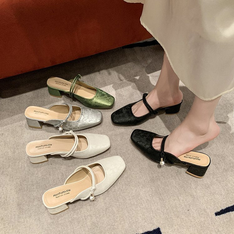 Mules tendance pour femmes avec une élégante application de perles et un talon bloc raffiné R&B