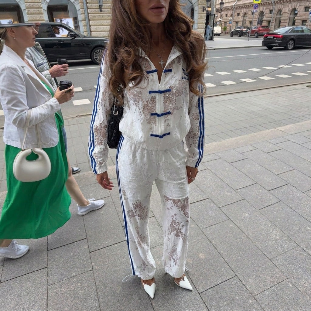 Ensemble de lounge à manches courtes en dentelle pour femmes avec veste à capuche raccourcie, pantalon à cordon et bandes contrastantes sur les côtés Echo Archiv
