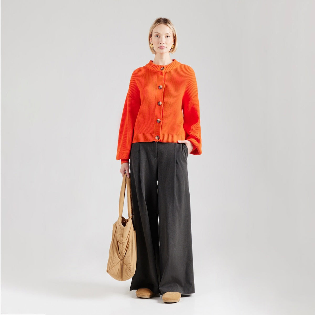 Cardigan court en grosse maille pour femmes avec épaule tombante et larges bords-côtes Echoarchiv