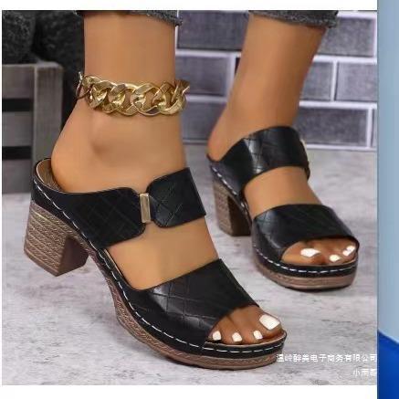 Sandales compensées pour femmes avec une structure de sangles confortable et un design à la mode R&B