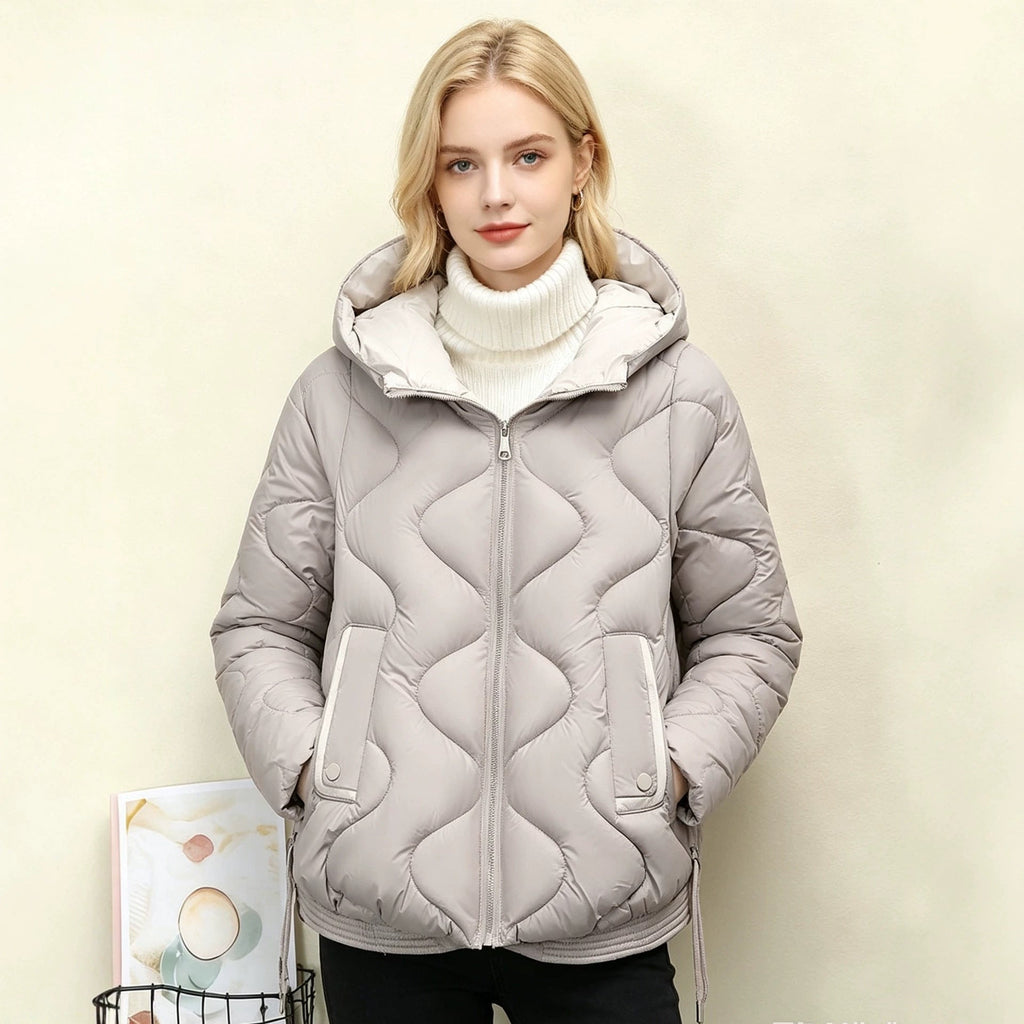 Veste courte matelassée pour femmes avec piquage en forme de cœur, ourlet arrondi et poches à rabat passepoilées Echo Archiv