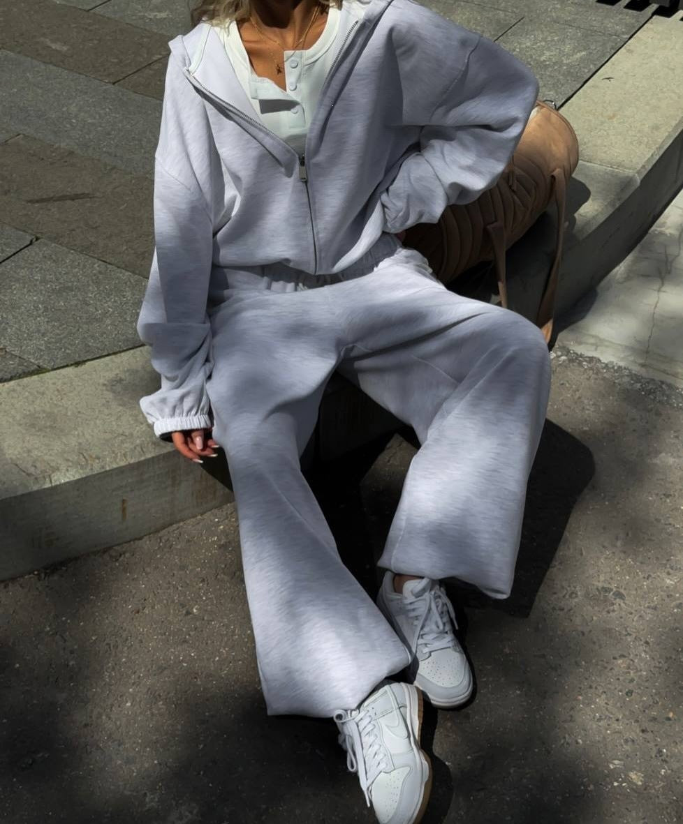 Ensemble de détente pour femmes avec veste à capuche zippée et pantalon de jogging ample en mélange de coton Echoarchiv