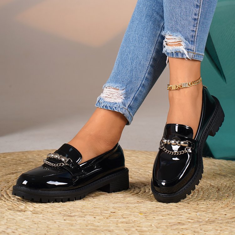 Mocassins pour femmes avec finition laquée scintillante et appliqué en chaîne élégant R&B