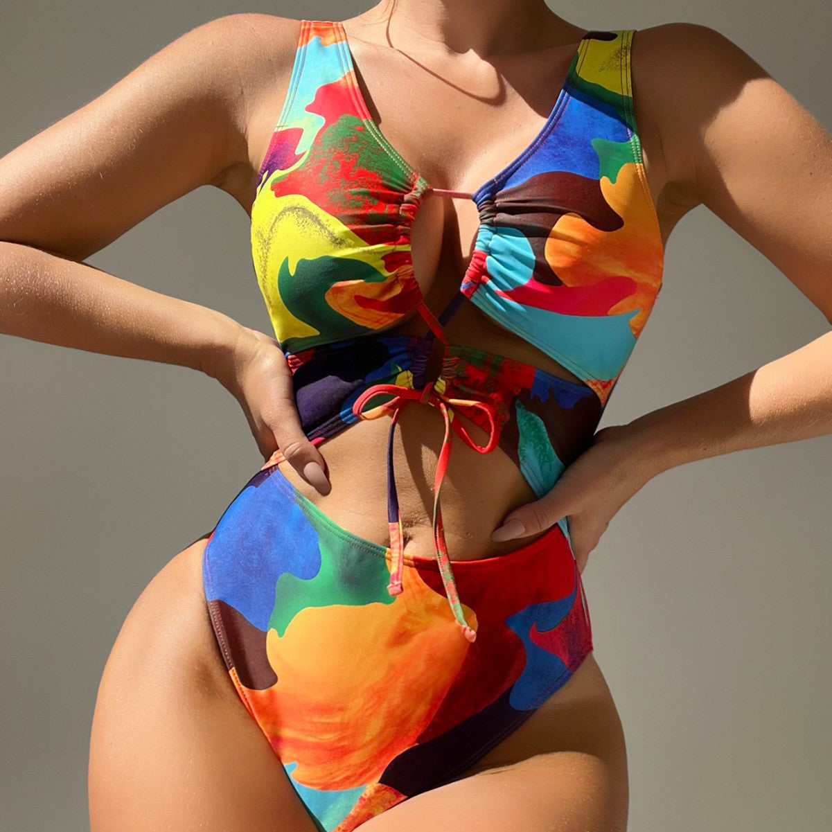 Maillot de bain une pièce pour femmes avec design coloré à découpes R&B