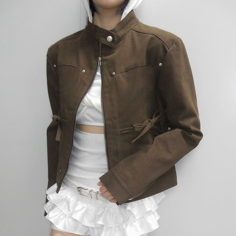 Veste courte cintrée pour femmes avec col montant, épaulettes, ceintures à la taille et fermeture éclair intégrale Echo Archiv