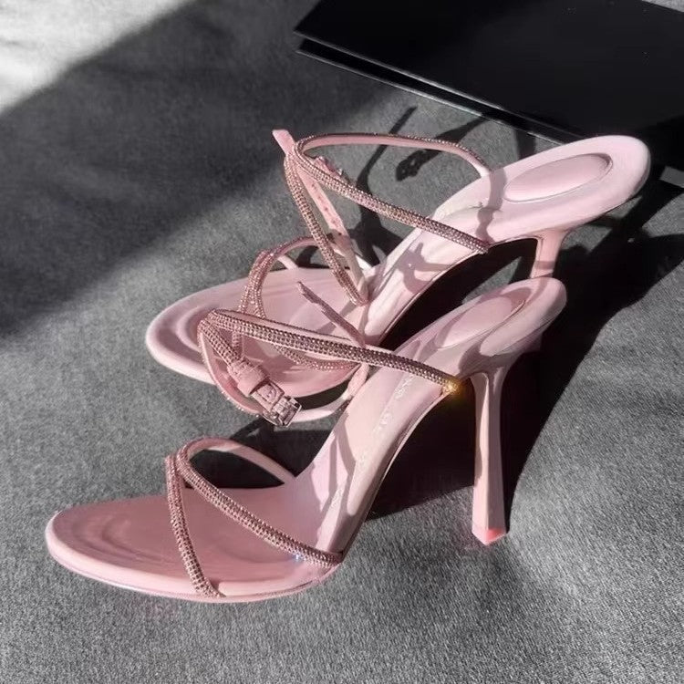 Sandales élégantes à talons aiguilles pour femmes avec des brides scintillantes R&B