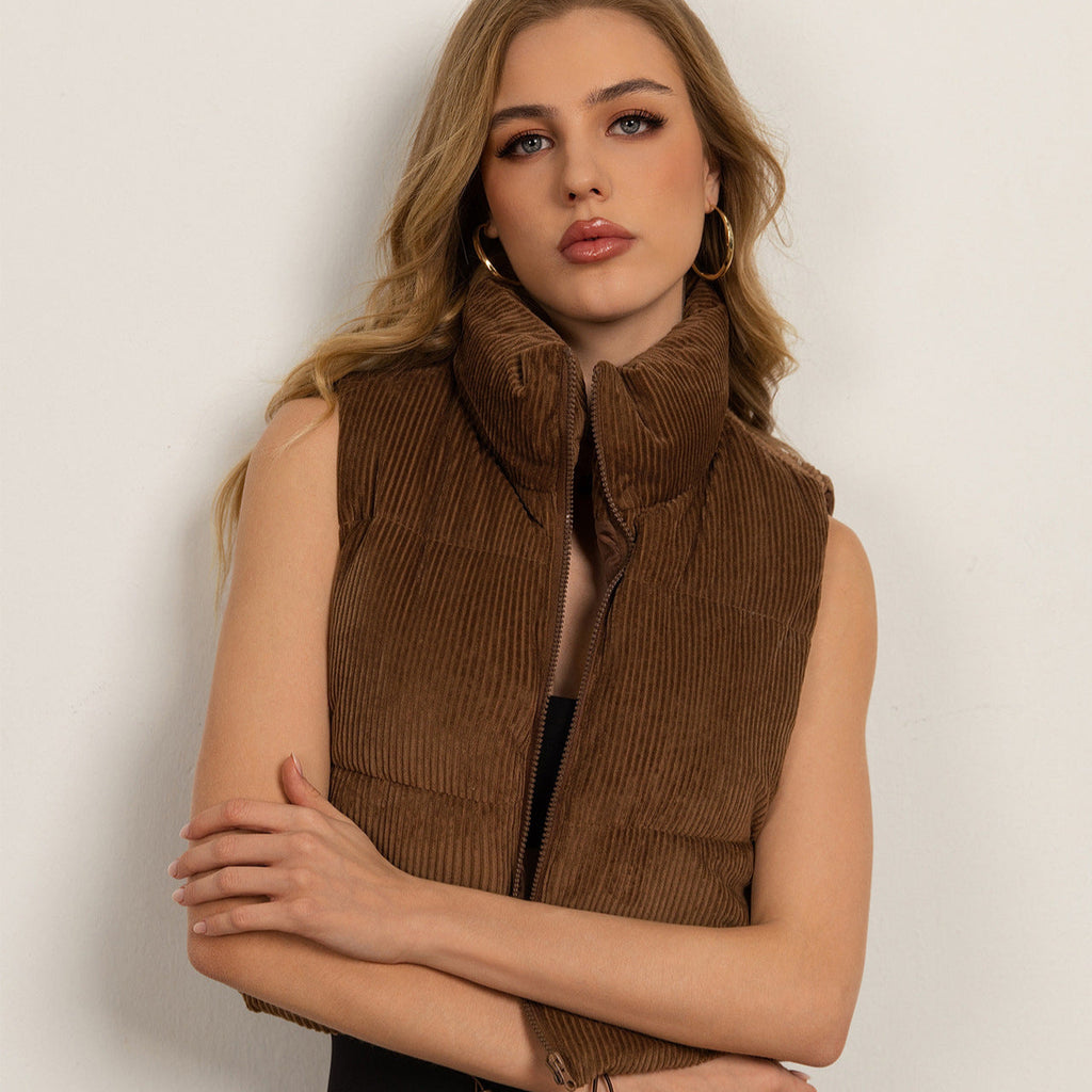 Gilet boxy en corduroy matelassé pour femmes avec col montant volumineux et cordon de serrage ajustable Echo Archiv