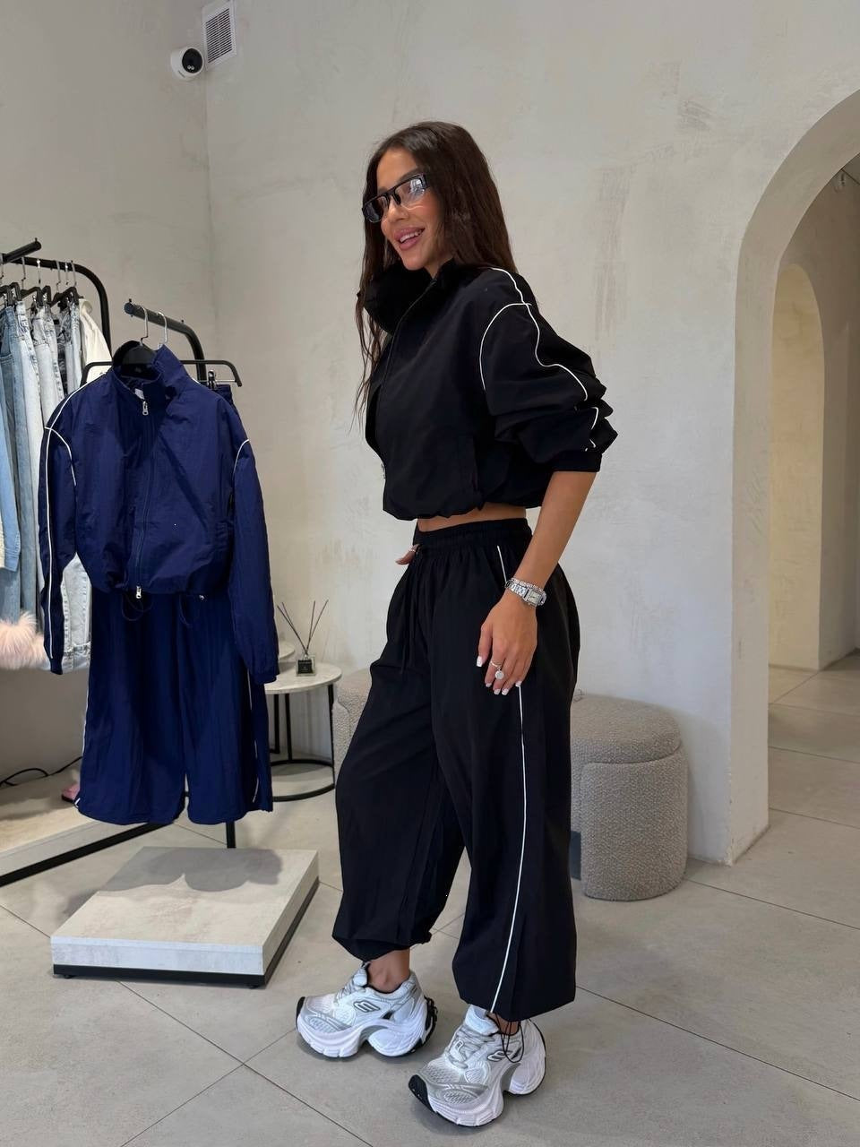 Ensemble coupe-vent court pour femmes avec pantalon de jogging ample et passepoil contrasté Echoarchiv