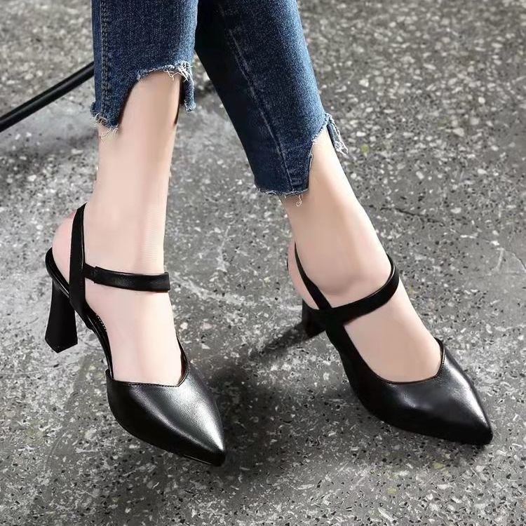 Escarpins à talon ouvert pour femmes avec un élégant bout et un talon bloc moderne R&B