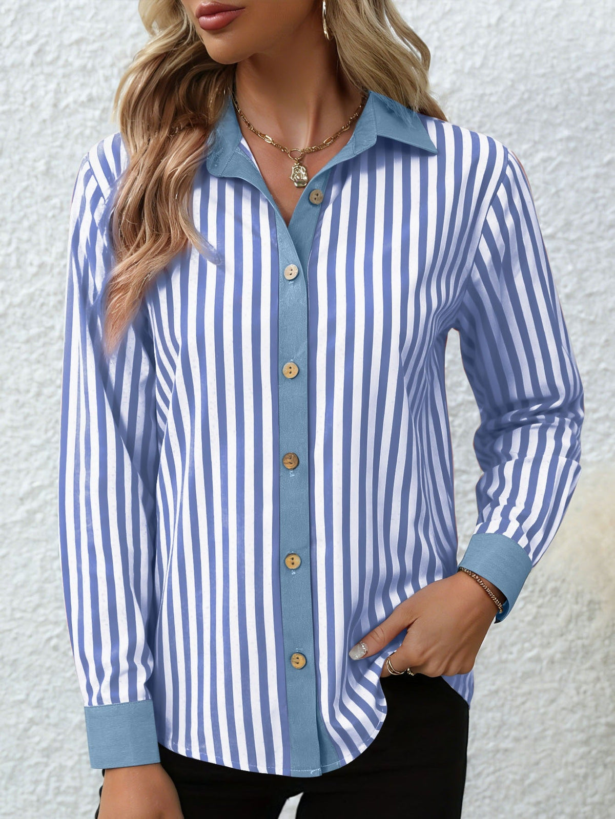 Blouse à rayures pour femmes avec bord contrasté et boutons en bois Echoarchiv