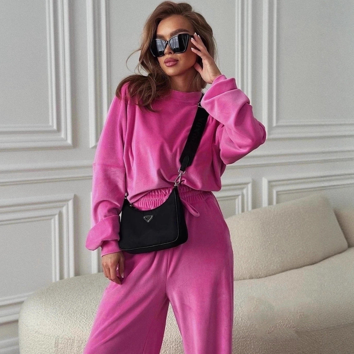 Ensemble de détente en velours luxueux pour femmes avec col rond oversize et jogger taille haute Echo Archiv