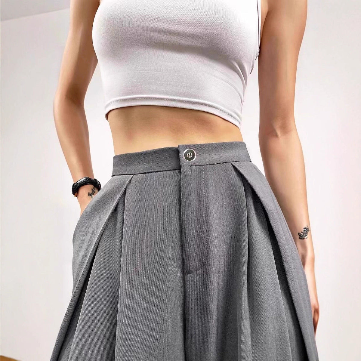 Pantalon plissé taille haute large pour femmes avec plis, passants de ceinture et poches