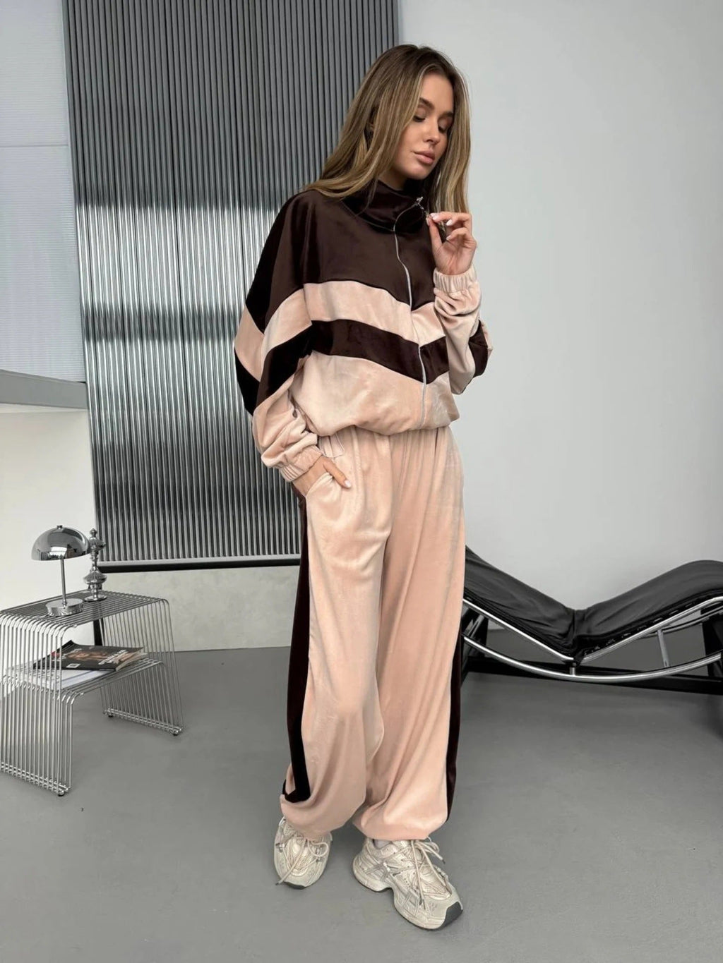 Ensemble de survêtement en velours inspiré du rétro pour femmes avec design Chevron, col montant et joggers taille haute Echo Archiv
