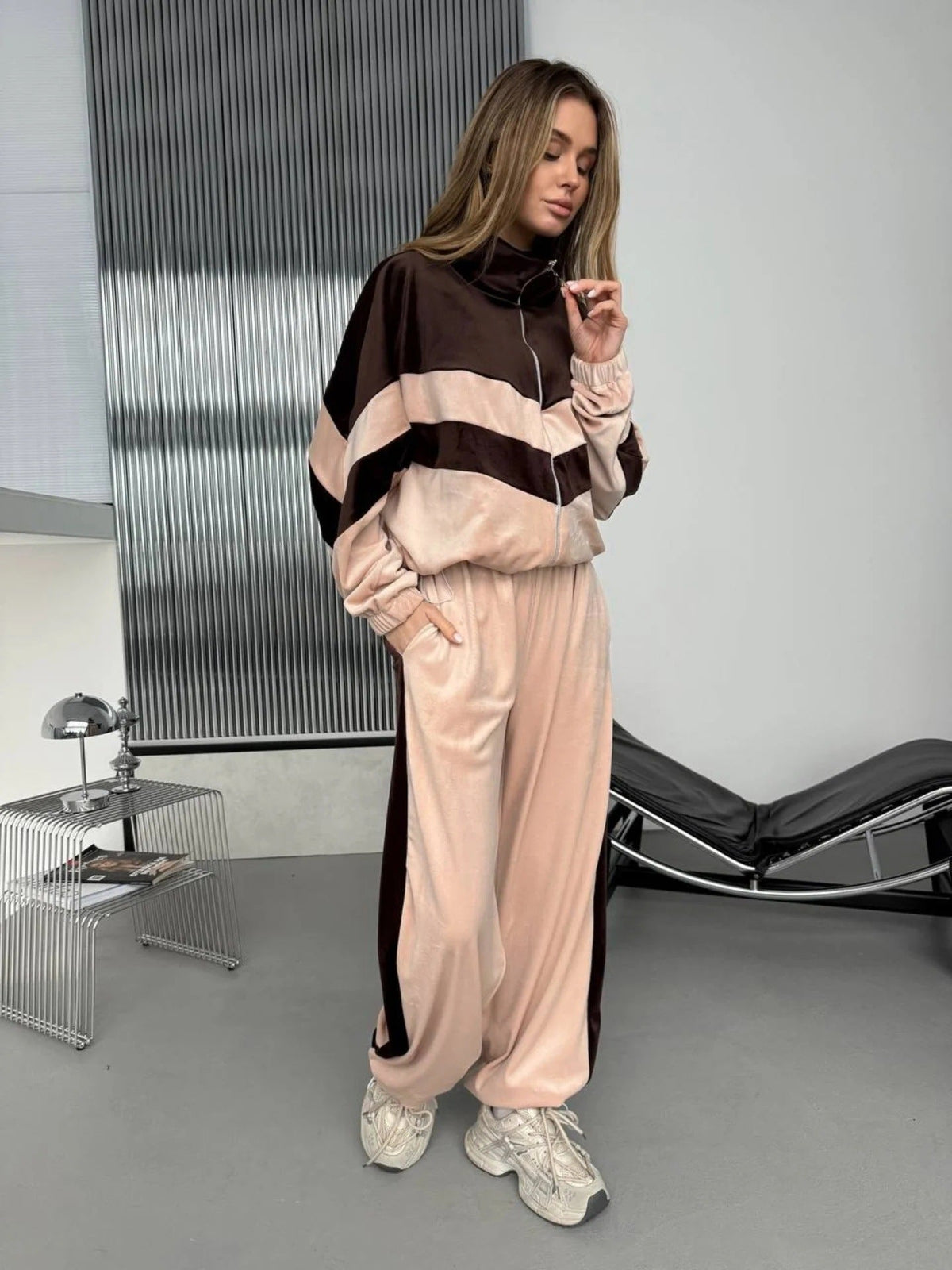 Ensemble de survêtement en velours inspiré du rétro pour femmes avec design Chevron, col montant et joggers taille haute Echo Archiv
