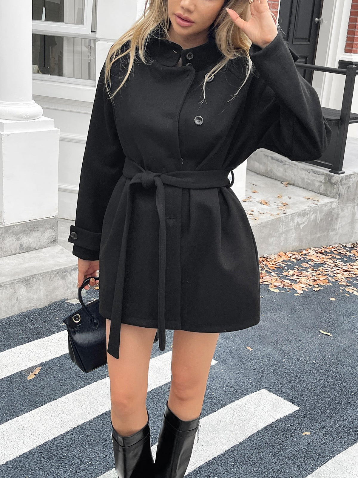 Manteau court cintré pour femmes avec col montant, ceinture à nouer et manches raglan Echo Archiv