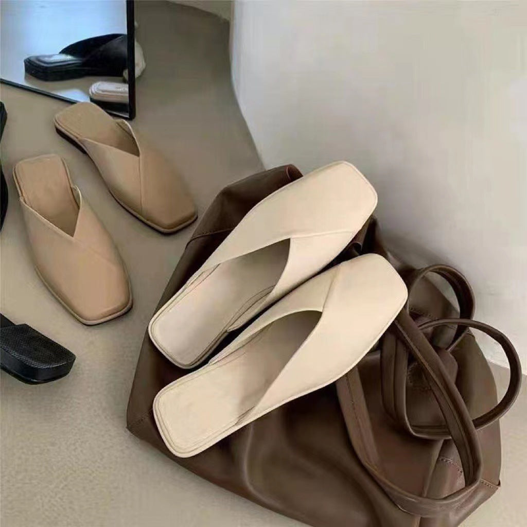 Sandales confortables pour femmes avec des lanières croisées modernes et une partie avant carrée R&B