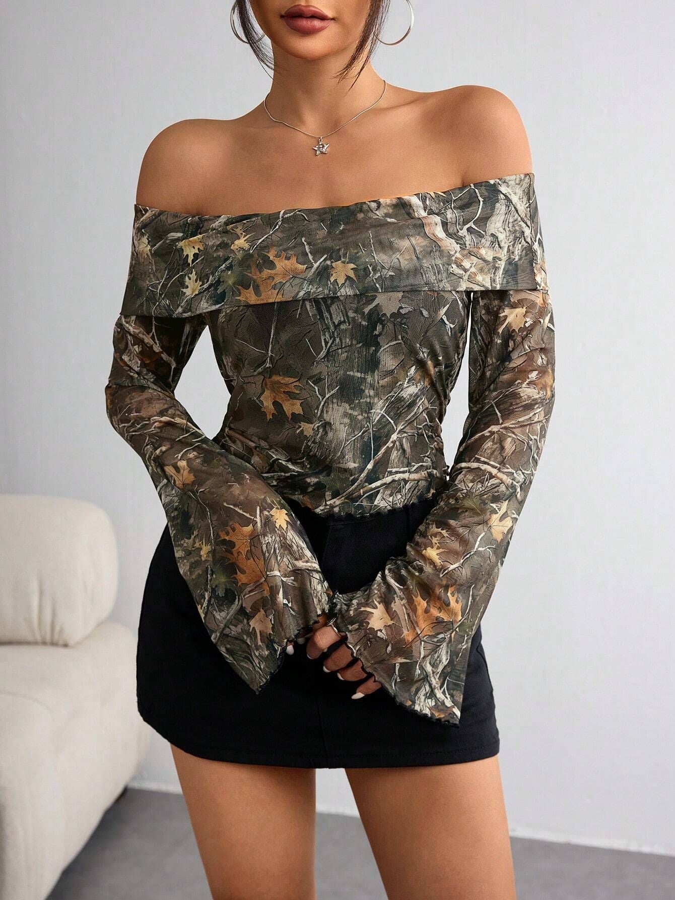 Top à manches longues sans épaules pour femmes avec motif camouflage et manches évasées R&B