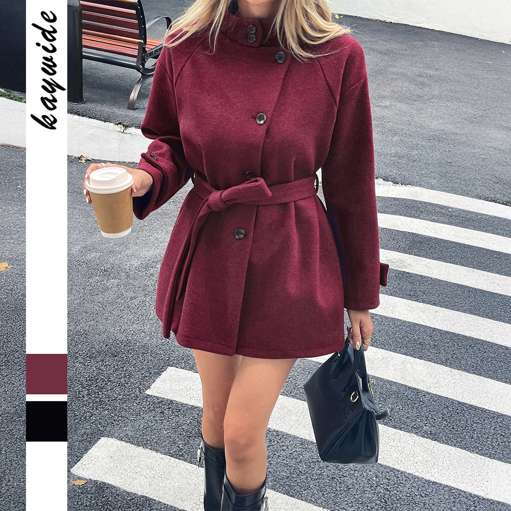 Manteau court cintré pour femmes avec col montant, ceinture à nouer et manches raglan Echo Archiv