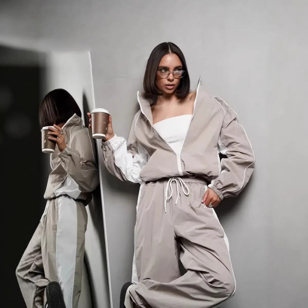 Ensemble de sport élégant pour femmes avec col montant, veste zippée et pantalon à large bande latérale Echo Archiv