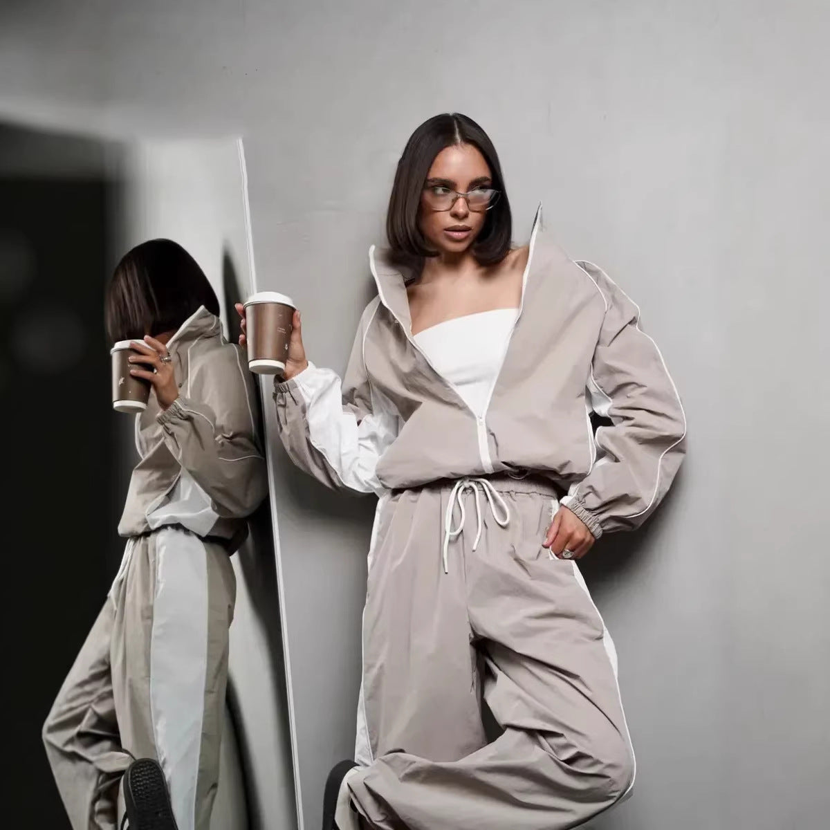 Ensemble de sport élégant pour femmes avec col montant, veste zippée et pantalon à large bande latérale Echo Archiv