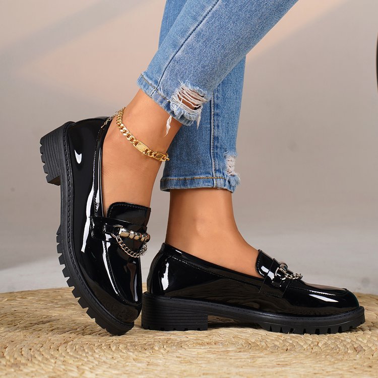 Mocassins pour femmes avec finition laquée scintillante et appliqué en chaîne élégant R&B