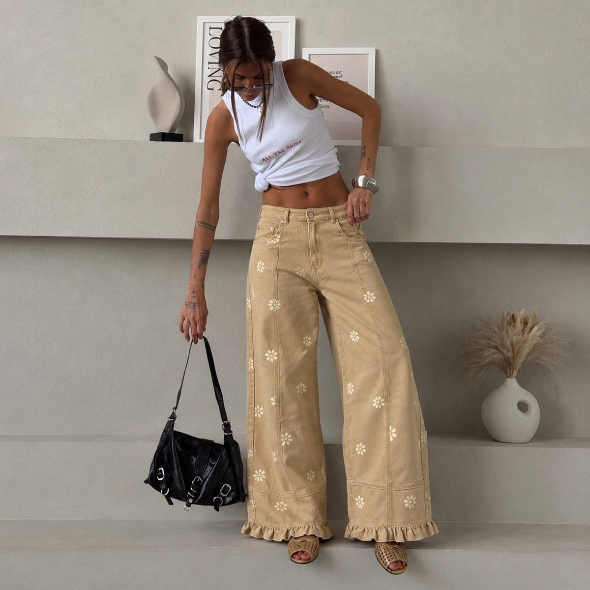 Pantalon en denim large pour femmes avec imprimé marguerite, taille haute et finitions volantes