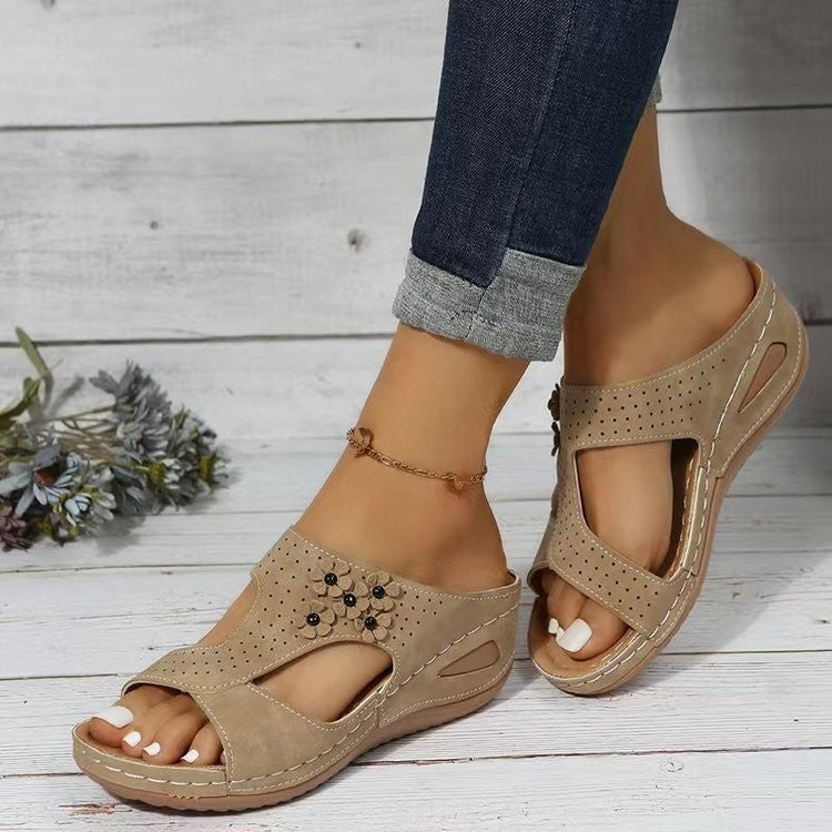 Mules confortables pour femmes avec un design à découpe tendance et des applications florales décoratives R&B