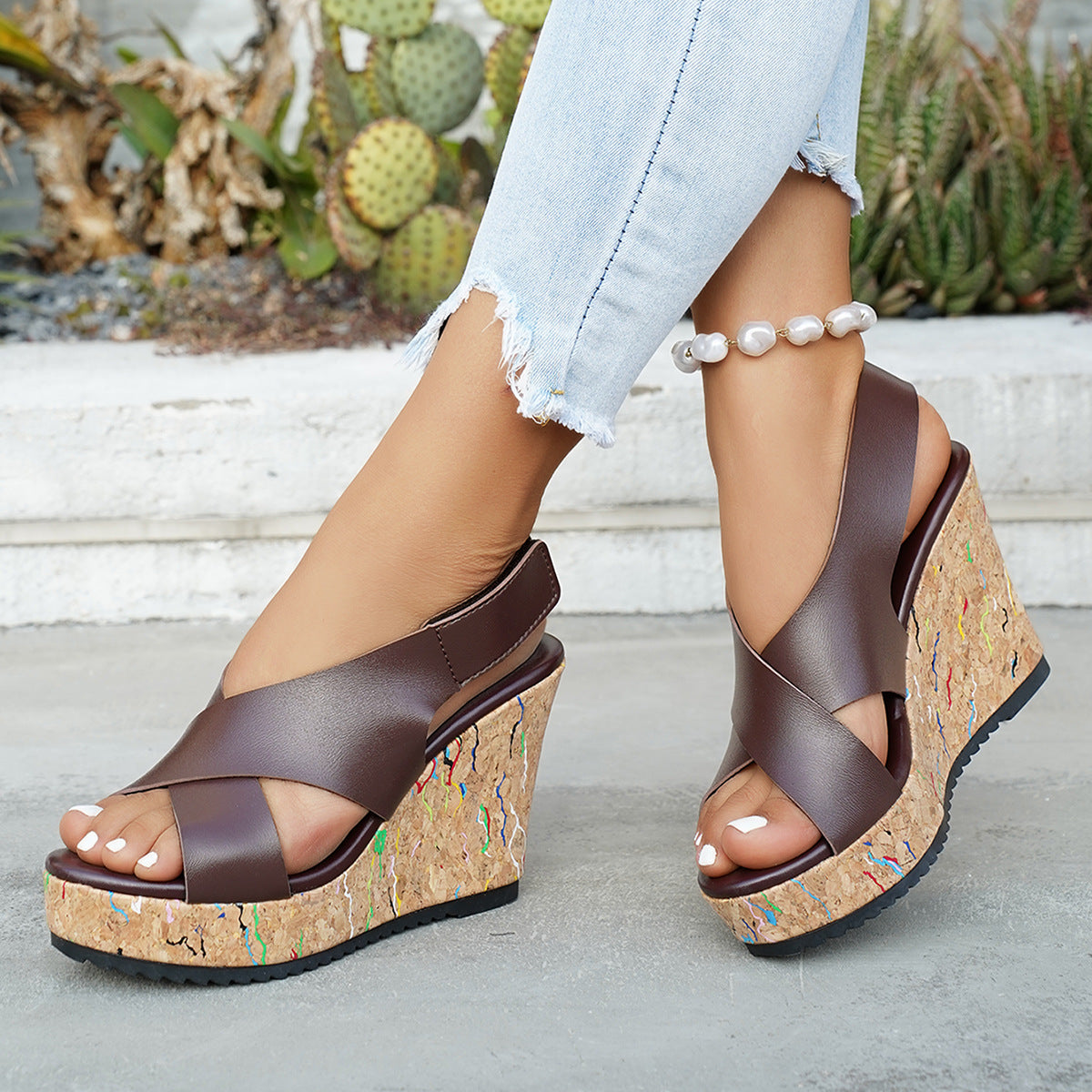 Sandales compensées pour femmes avec un design moderne en liège et un système de sangle confortable R&B