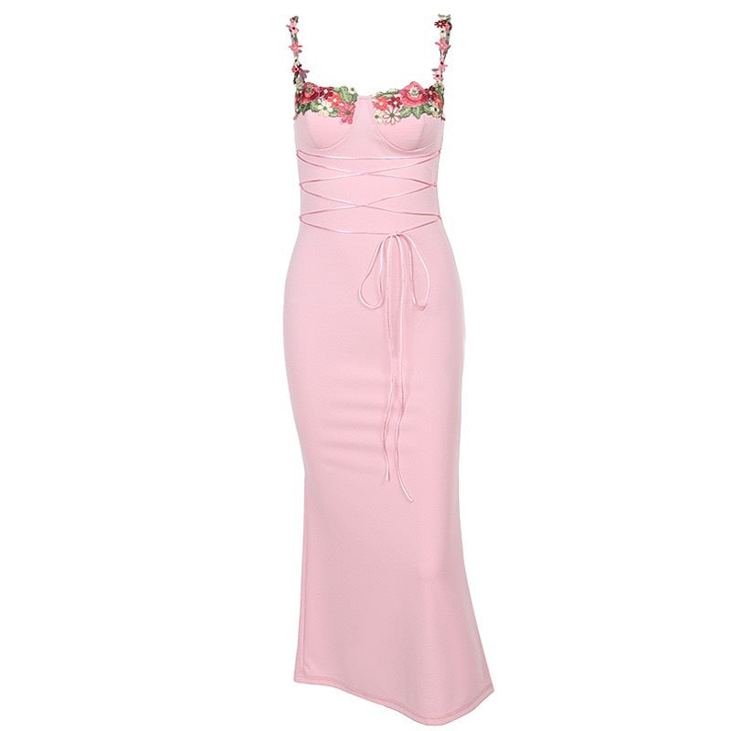 Robe maxi ludique pour femmes avec bretelles florales et élégante fronce R&B