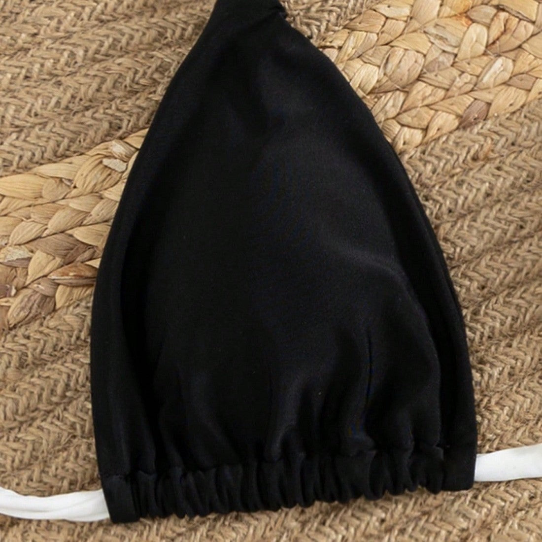 Bikini triangle femme avec bretelles réglables et détail de lien féminin R&B