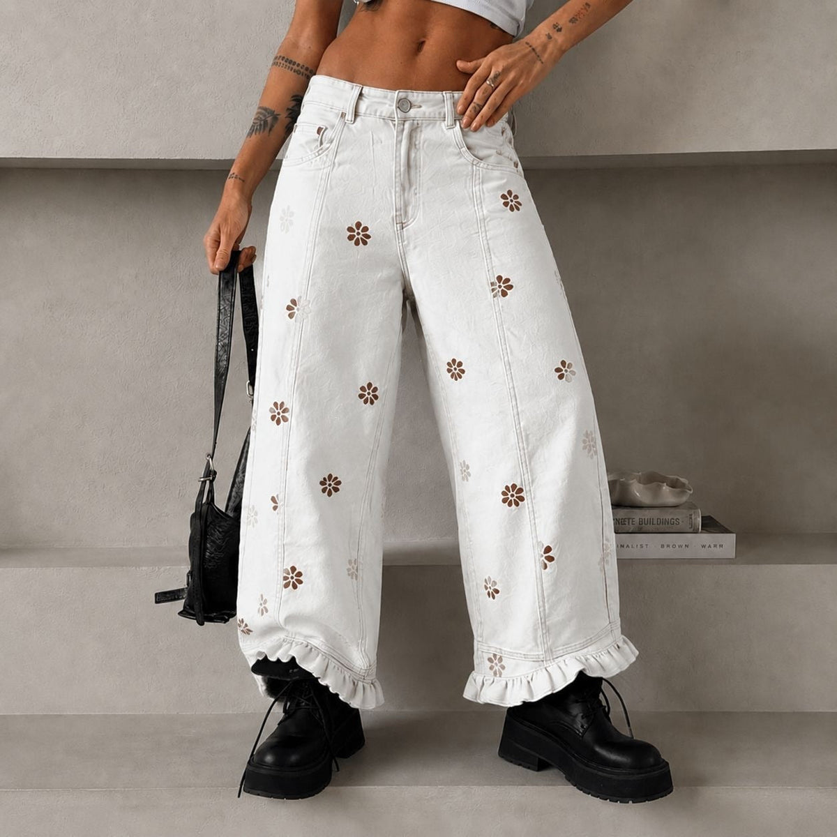 Pantalon en denim large pour femmes avec imprimé marguerite, taille haute et finition à volants Echo Archiv