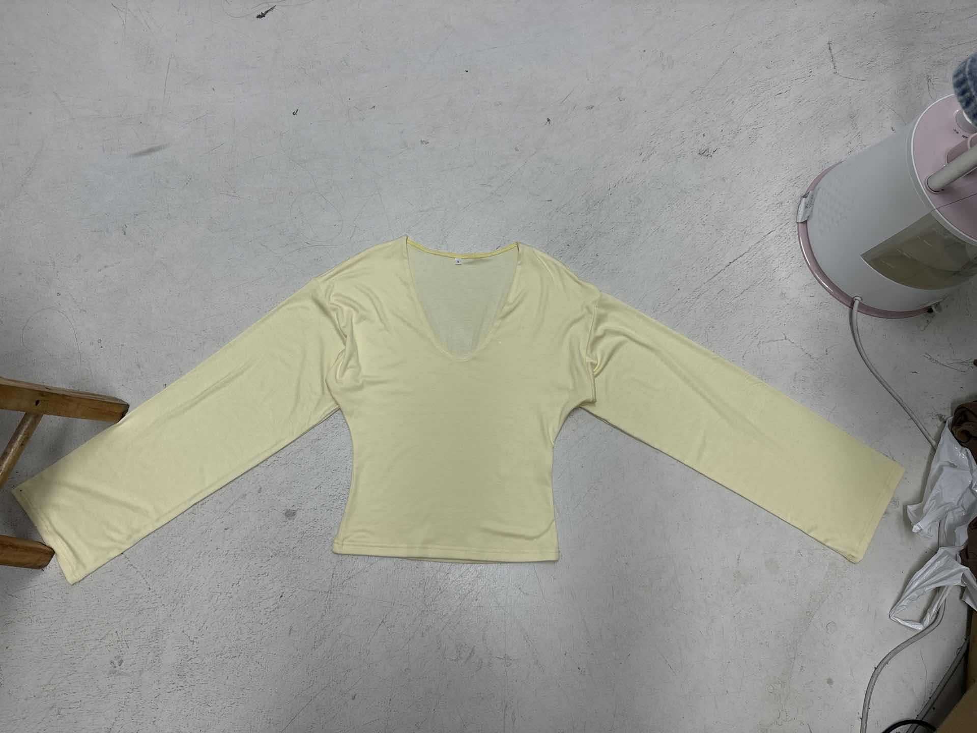 Chemisier cropped à manches longues cintré pour femmes avec décolleté en V, épaules tombantes et qualité jersey douce Echo Archiv