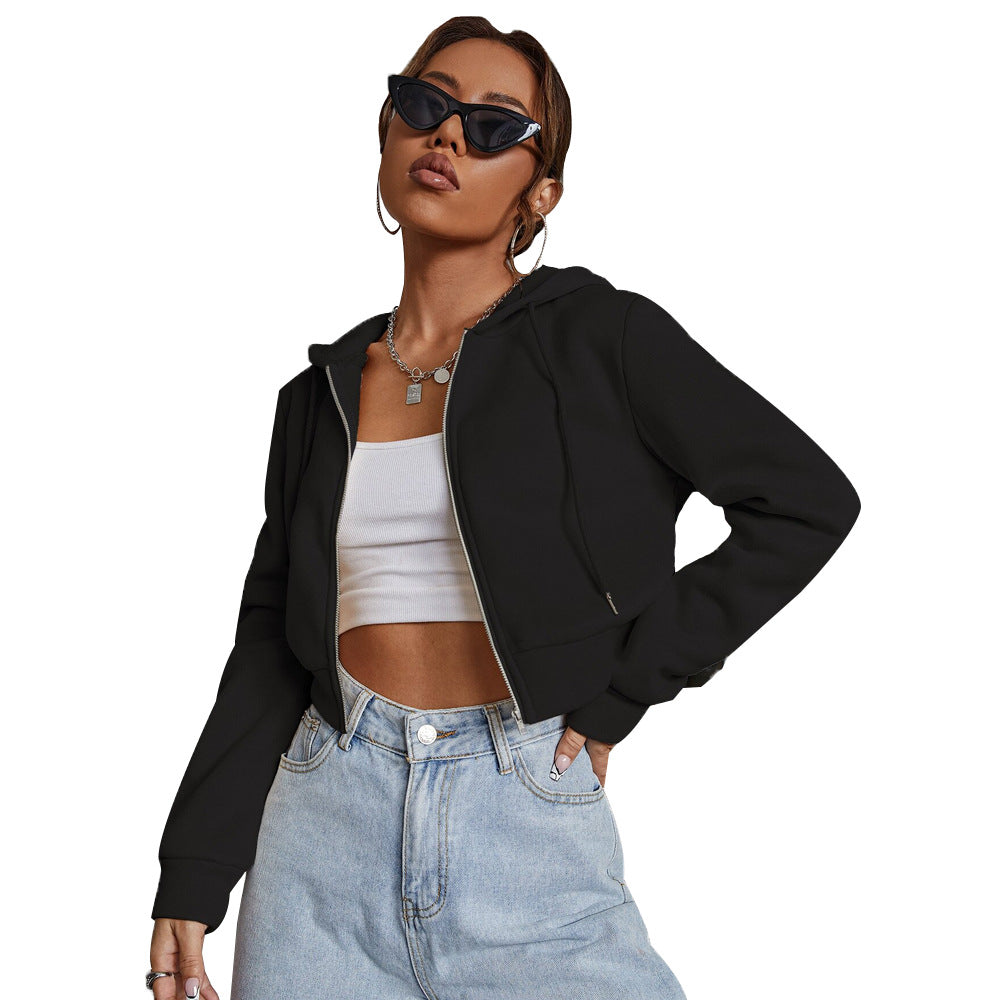 Veste à capuche courte pour femmes avec fermeture éclair intégrale, silhouette ajustée et poignets élastiques