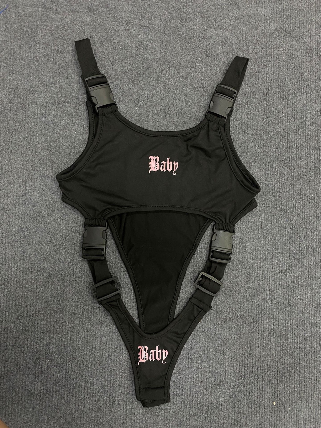 Body enveloppant pour femmes avec un design unique et des bretelles réglables R&B