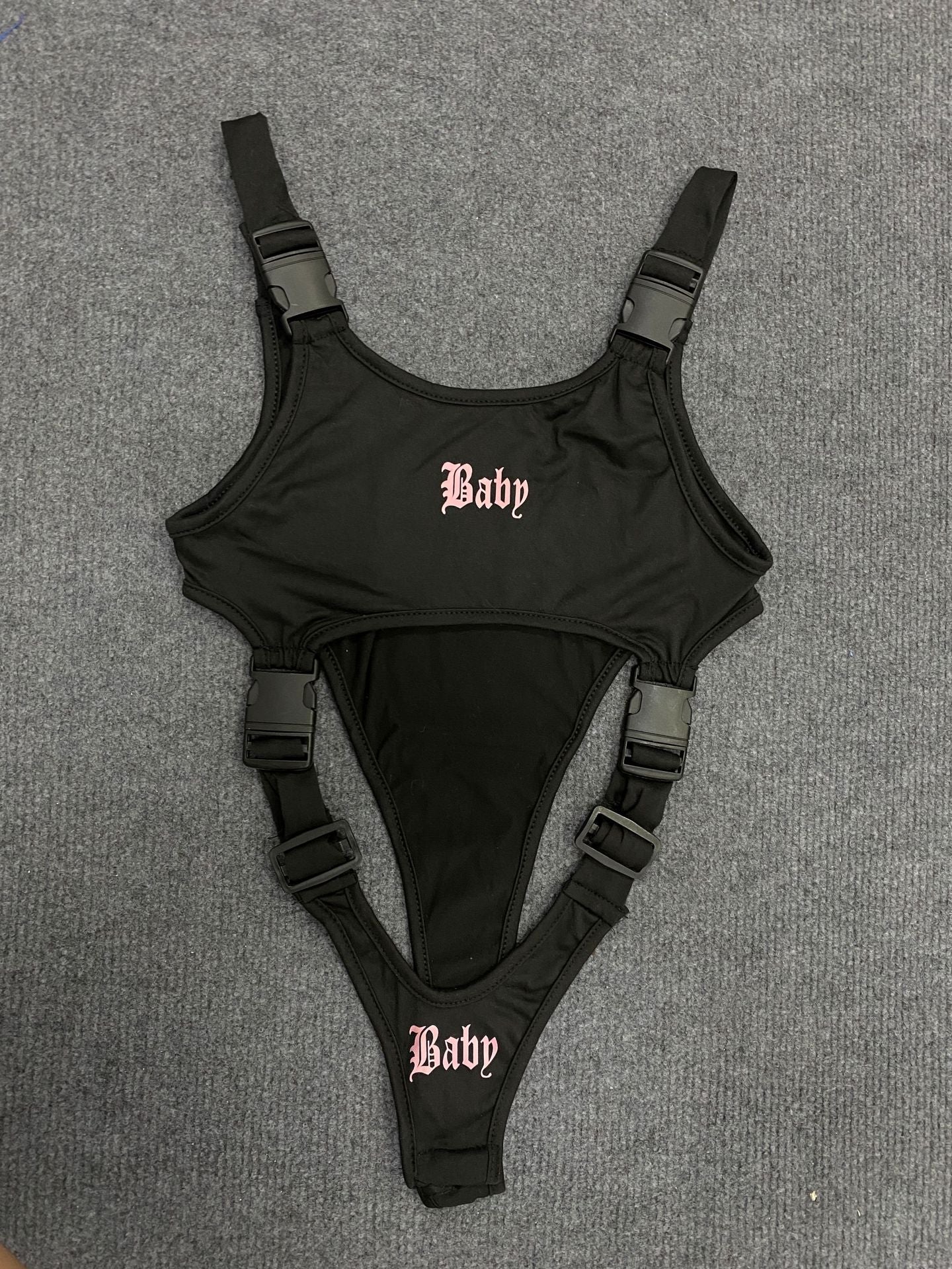 Body enveloppant pour femmes avec un design unique et des bretelles réglables R&B