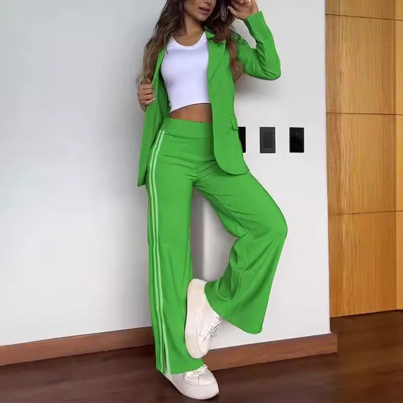 Ensemble blazer deux pièces sport-chic pour femmes avec blazer cintré et coupe de pantalon de jogging ample avec bandes latérales R&B