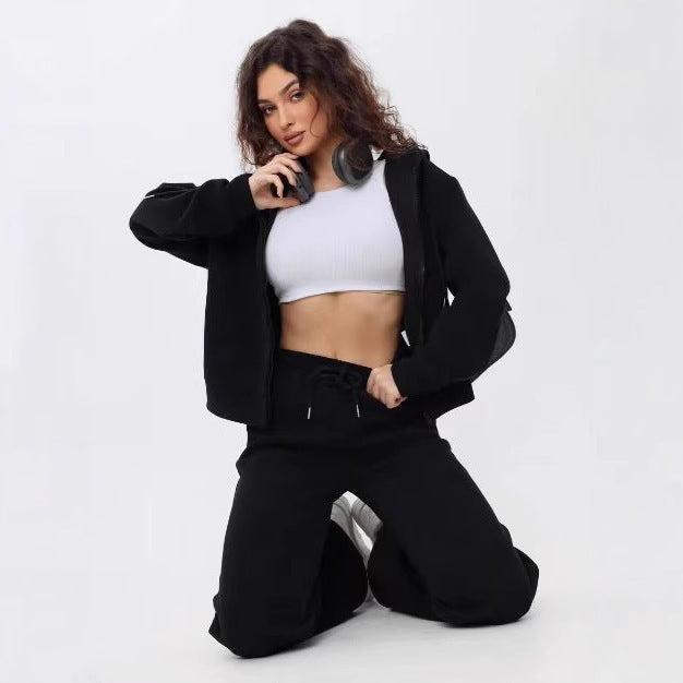 Ensemble de loungewear pour femmes en deux pièces avec capuche à fermeture éclair, jogger taille haute à jambes larges et poches passepoilées Echo Archiv