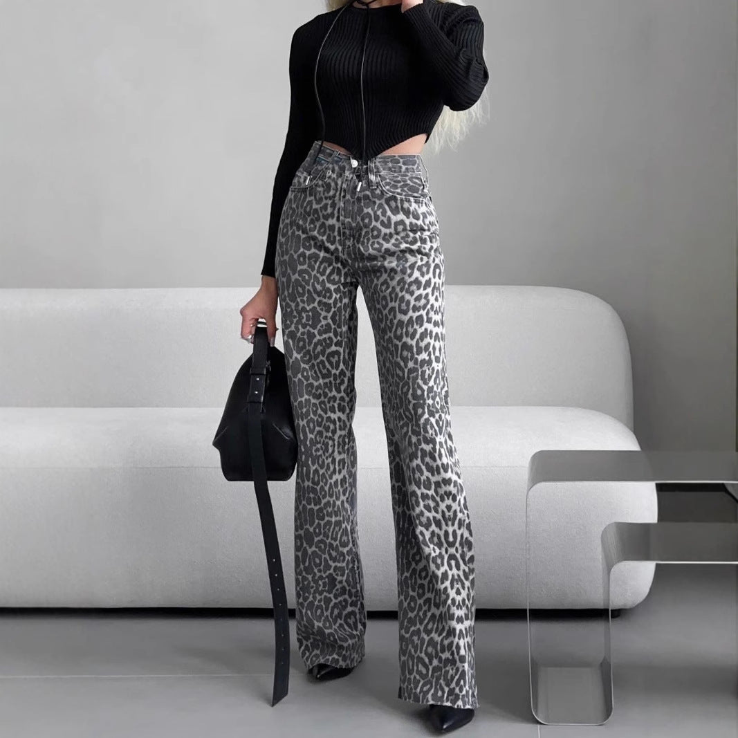 Jeans évasés taille haute pour femmes avec imprimé léopard discret, jambe large et ourlet brut Echo Archiv