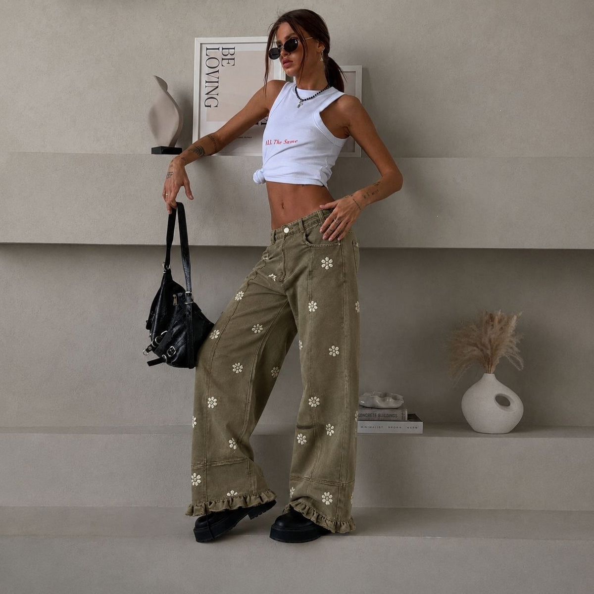 Pantalon en denim large pour femmes avec imprimé marguerite, taille haute et finitions volantes