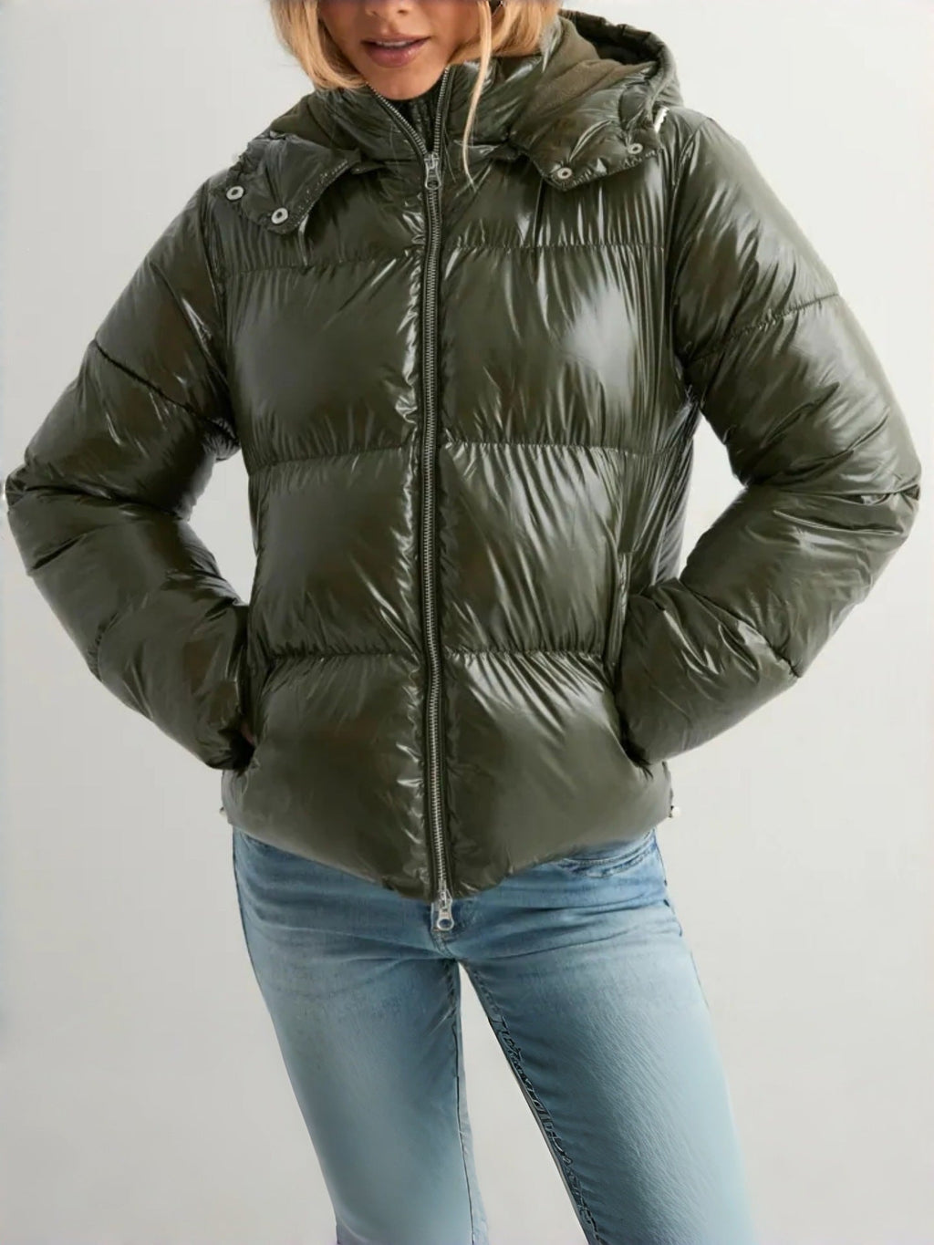 Veste matelassée pour femmes avec capuche réglable et poches zippées