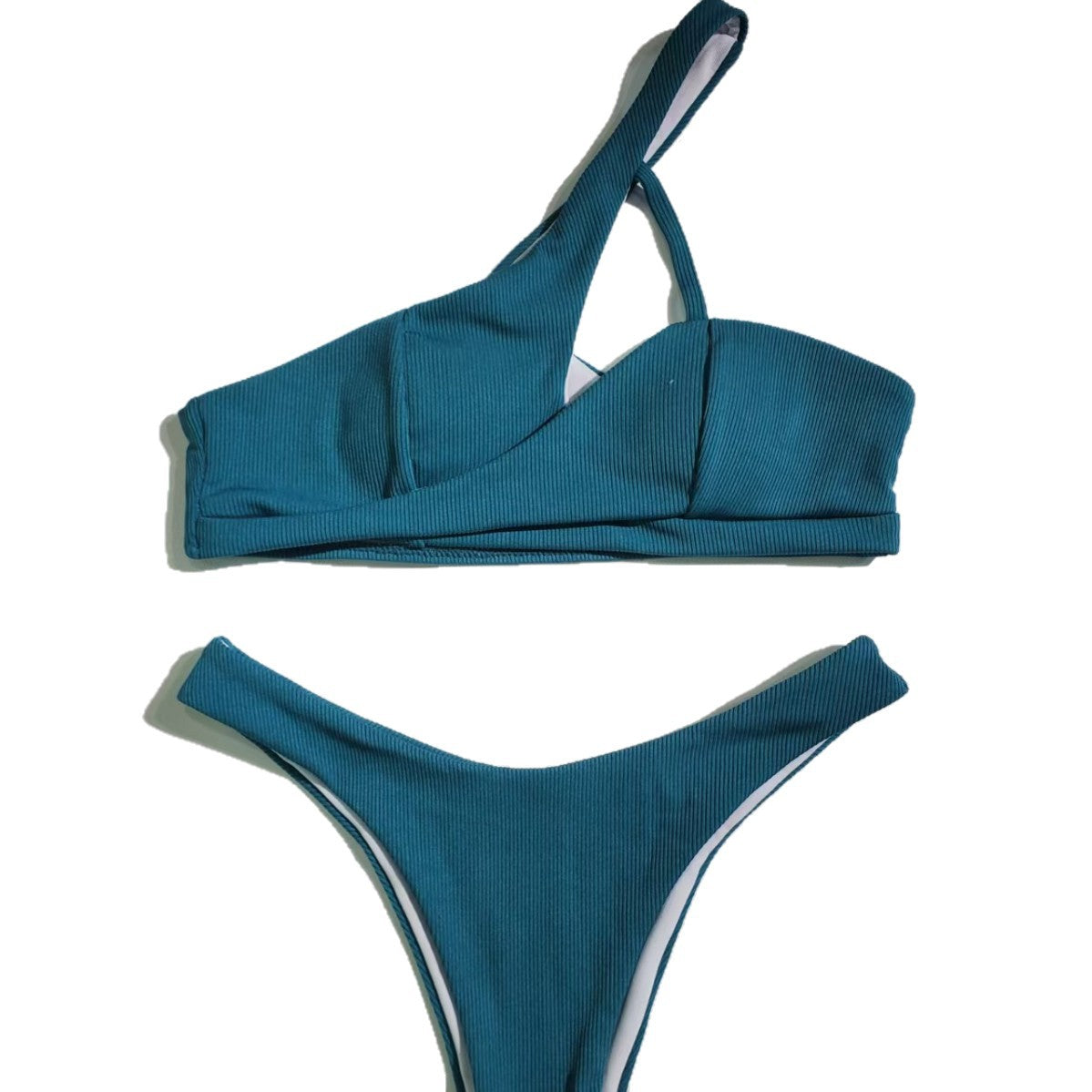 Bikini asymétrique pour femmes avec une coupe tendance et des détails élégants R&B