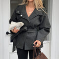 Manteau court cintré pour femmes avec ceinture, large col à revers et manches raglan Echo Archiv