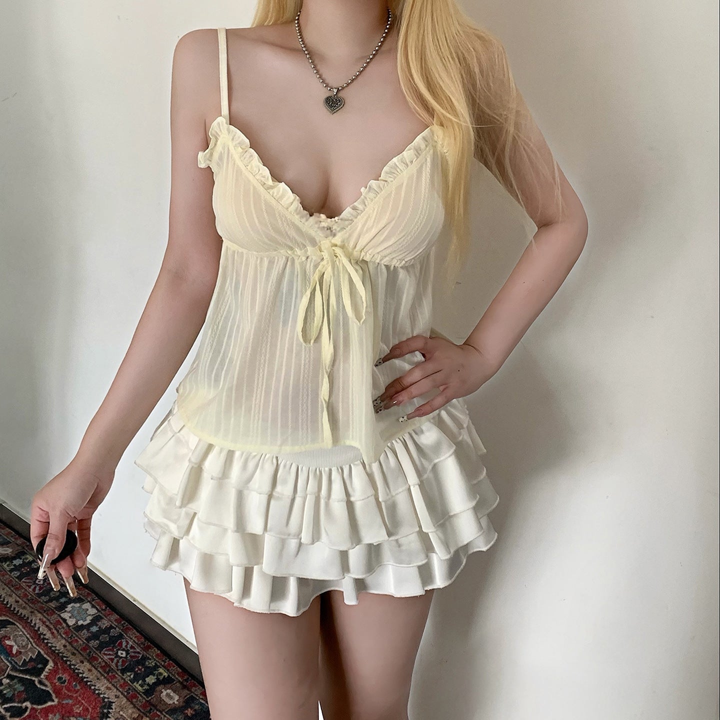 Débardeur léger à bretelles spaghetti pour femmes avec un design de volants ludique et une taille ajustable R&B
