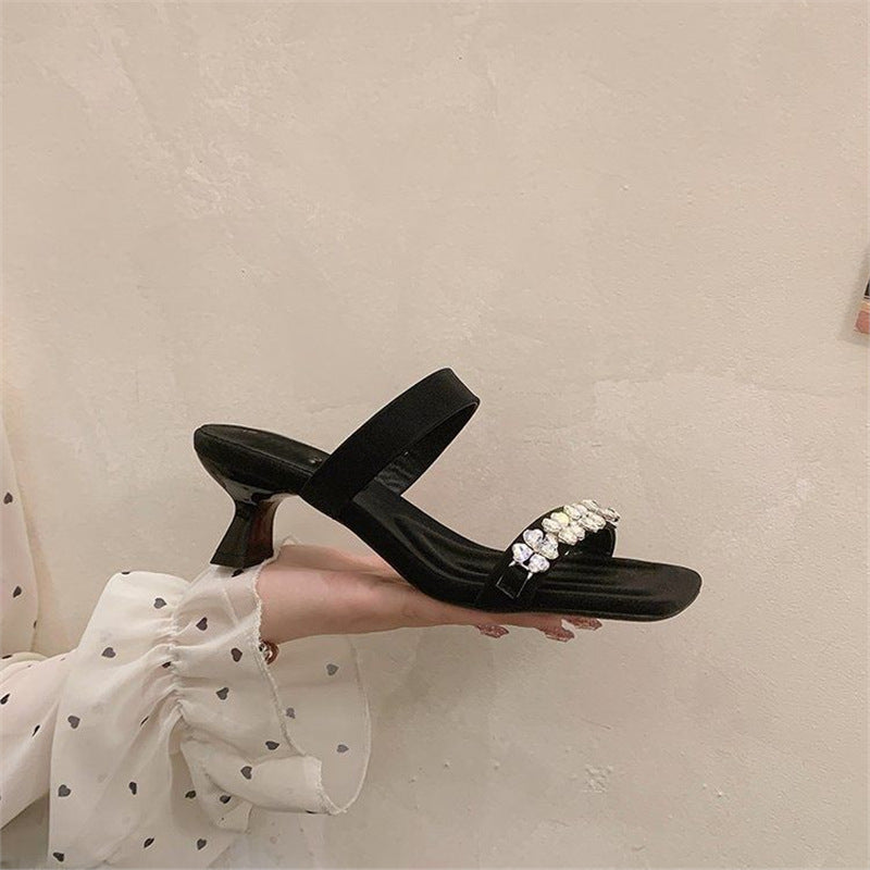 Pantoufles élégantes pour femmes avec des ornements en strass scintillants R&B