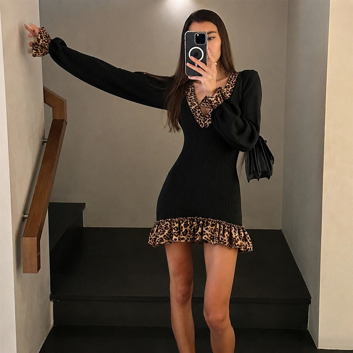 Robe pull mini ajustée pour femmes avec décolleté en V profond, manches ballon longues et volants léopard Echo Archiv