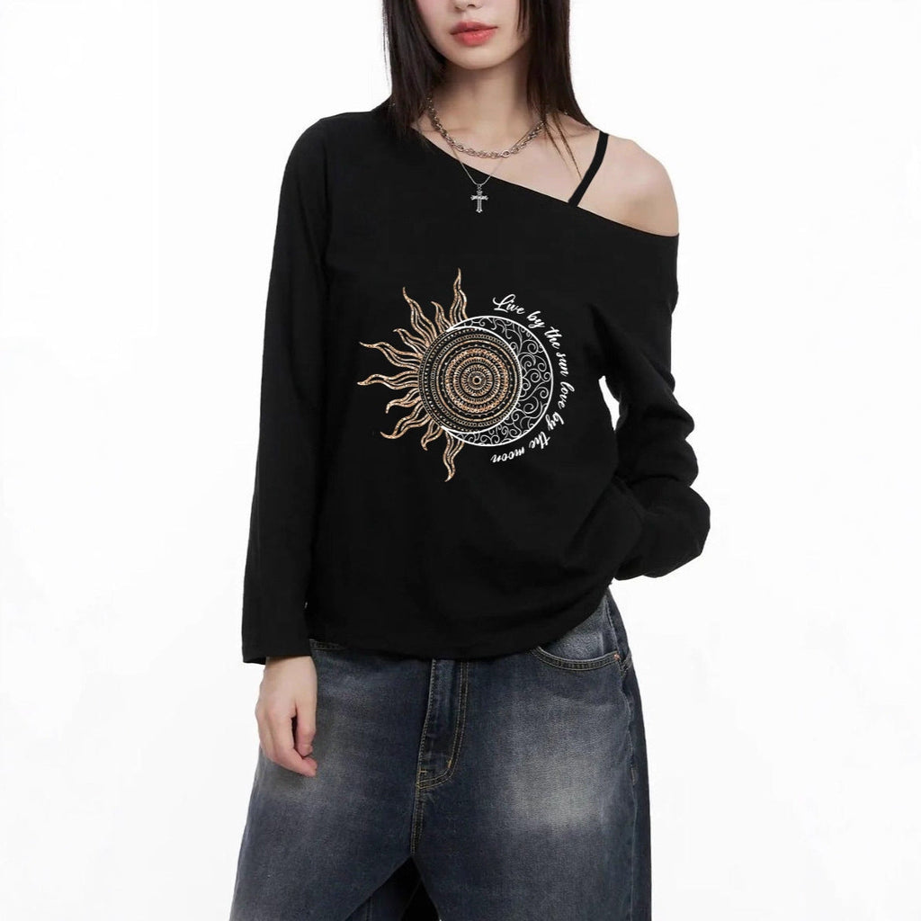 T-shirt long à manches dénudées pour femmes avec encolure asymétrique et impression mandala soleil-lune d'Echo Archiv