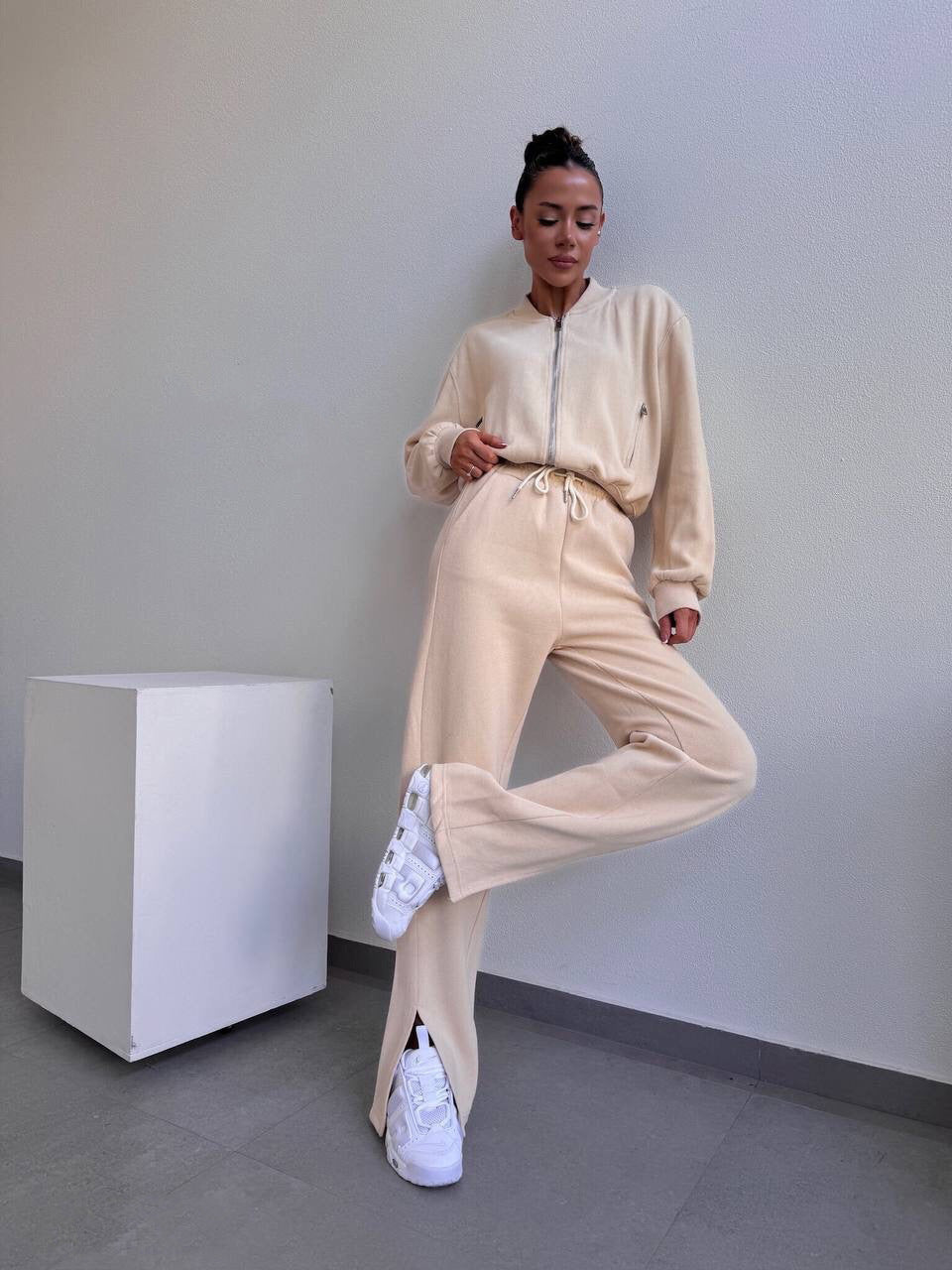 Ensemble en velours doux pour femmes avec bomber à fermeture éclair courte et pantalon taille haute avec fente Echo Archiv
