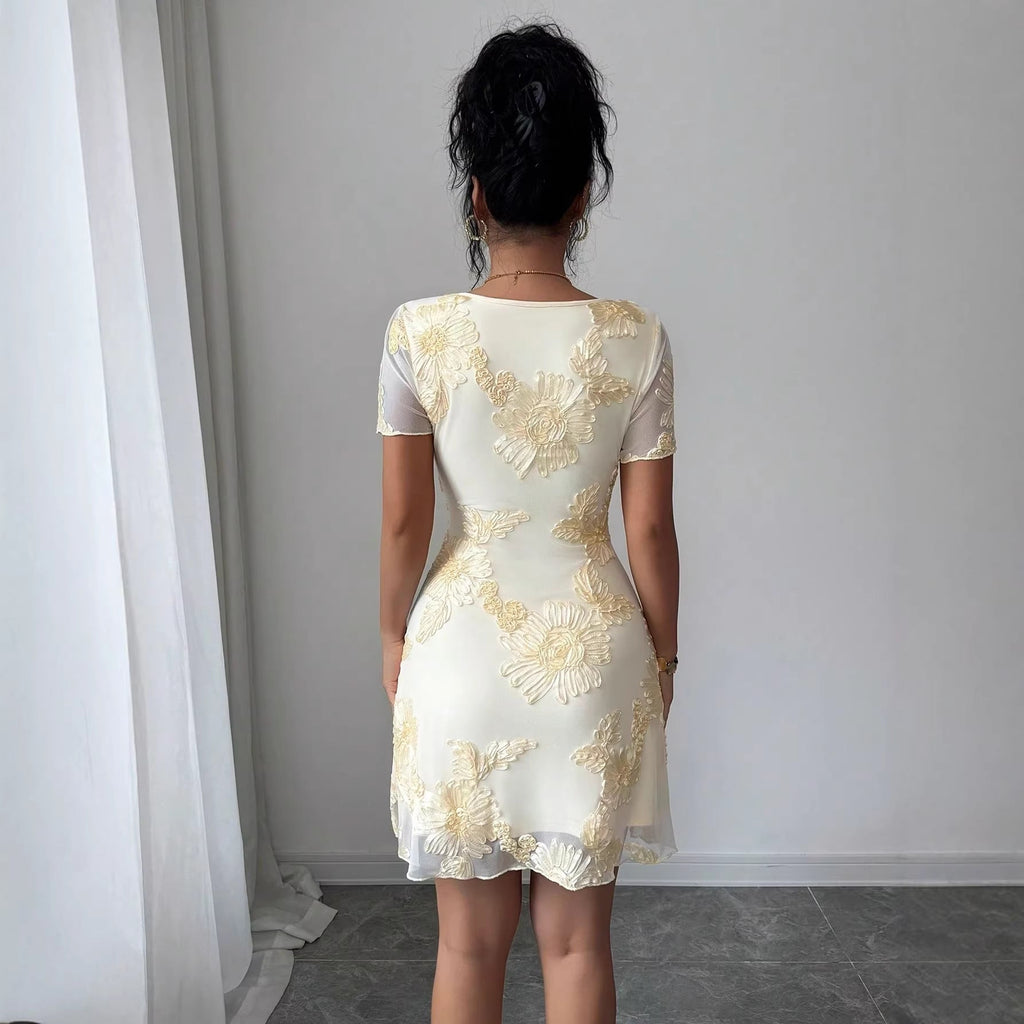 Robe mini en tulle ajustée pour femmes avec broderie florale tridimensionnelle, fente avant et manches courtes transparentes R&B